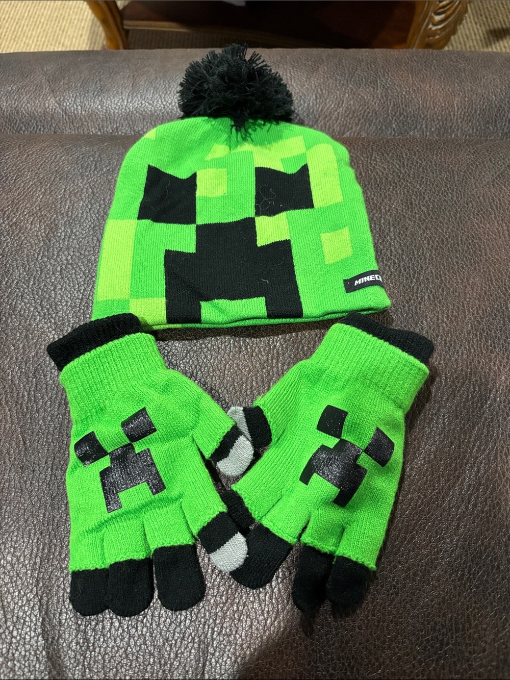 Minecraft Kids Green Creeper Beanie and Glove Set